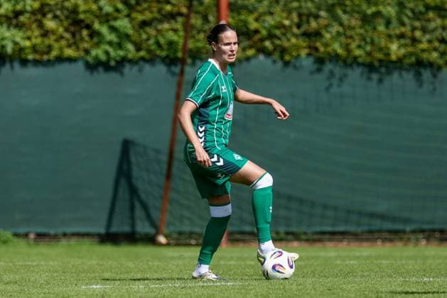 Hanna Nemeth (SV Werder Bremen, 23) am Ball, Freisteller, Einzelbild, Ganzkörper, Aktion, Action, Spielszene, 10.08.2025, Bremen (Deutschland), Fussball, Testspiel Frauen, SV Werder Bremen - SC Heerenveen