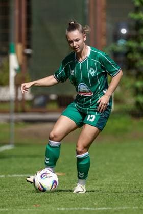 Michelle Weiß (SV Werder Bremen, 15) am Ball, Freisteller, Einzelbild, Ganzkörper, Aktion, Action, Spielszene, 10.08.2025, Bremen (Deutschland), Fussball, Testspiel Frauen, SV Werder Bremen - SC Heerenveen