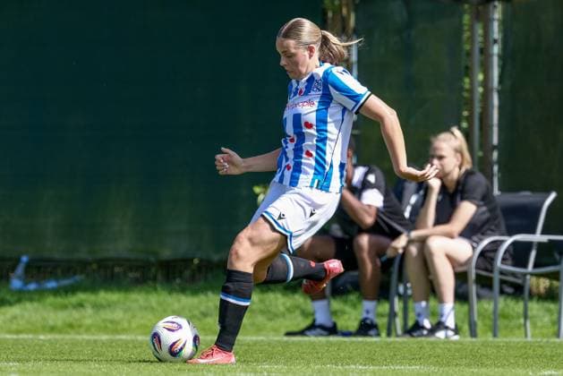 Eef Smits (SC Heerenveen, 4) am Ball, Freisteller, Einzelbild, Ganzkörper, Aktion, Action, Spielszene, 10.08.2025, Bremen (Deutschland), Fussball, Testspiel Frauen, SV Werder Bremen - SC Heerenveen
