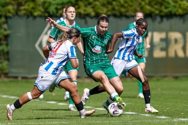 v.li.: Romaissa Boukakar (SC Heerenveen, 11), Larissa Mühlhaus (SV Werder Bremen, 7) und Ana Nassette (SC Heerenveen, 5) im Zweikampf, Duell, Dynamik, Aktion, Action, Spielszene, 10.08.2025, Bremen (Deutschland), Fussball, Testspiel Frauen, SV Werder Bremen - SC Heerenveen
