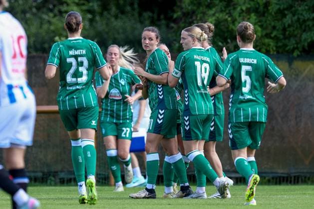 Spielerinnen des SV Werder Bremen mit Torjubel, Jubel, jubeln, jubelt, optimistisch, Spielszene, Highlight, Freude über das Tor zum 1:0, 10.08.2025, Bremen (Deutschland), Fussball, Testspiel Frauen, SV Werder Bremen - SC Heerenveen
