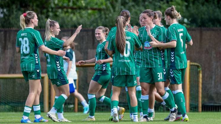 Spielerinnen des SV Werder Bremen mit Torjubel, Jubel, jubeln, jubelt, optimistisch, Spielszene, Highlight, Freude über das Tor zum 1:0, 10.08.2025, Bremen (Deutschland), Fussball, Testspiel Frauen, SV Werder Bremen - SC Heerenveen