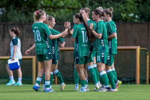 Spielerinnen des SV Werder Bremen mit Torjubel, Jubel, jubeln, jubelt, optimistisch, Spielszene, Highlight, Freude über das Tor zum 1:0, 10.08.2025, Bremen (Deutschland), Fussball, Testspiel Frauen, SV Werder Bremen - SC Heerenveen