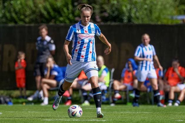 Sterre Kroezen (SC Heerenveen, 10) am Ball, Einzelbild, Ganzkörper, Aktion, Action, Spielszene, 10.08.2025, Bremen (Deutschland), Fussball, Testspiel Frauen, SV Werder Bremen - SC Heerenveen