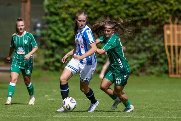 Tuana Mahmoud (SV Werder Bremen, 10) im Zweikampf, Duell, Dynamik, Aktion, Action, Spielszene, 10.08.2025, Bremen (Deutschland), Fussball, Testspiel Frauen, SV Werder Bremen - SC Heerenveen