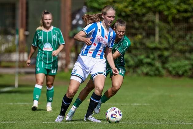 Tuana Mahmoud (SV Werder Bremen, 10) im Zweikampf, Duell, Dynamik, Aktion, Action, Spielszene, 10.08.2025, Bremen (Deutschland), Fussball, Testspiel Frauen, SV Werder Bremen - SC Heerenveen