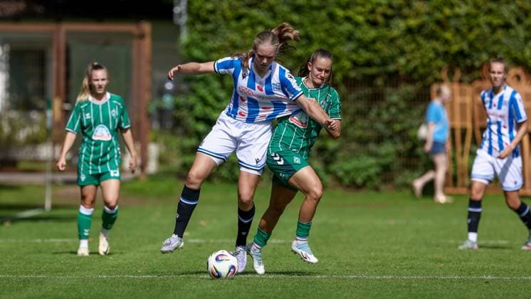 Tuana Mahmoud (SV Werder Bremen, 10) im Zweikampf, Duell, Dynamik, Aktion, Action, Spielszene, 10.08.2025, Bremen (Deutschland), Fussball, Testspiel Frauen, SV Werder Bremen - SC Heerenveen