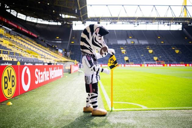 10.08.2025 - Fußball, 2025 2026, Saisoneröffnung, Testspiel, Borussia Dortmund - Juventus Turin: J (Jay), Jay Jay (Maskottchen - Juventus) vor dem Spiel an der Eckfahne an der Nordtribüne