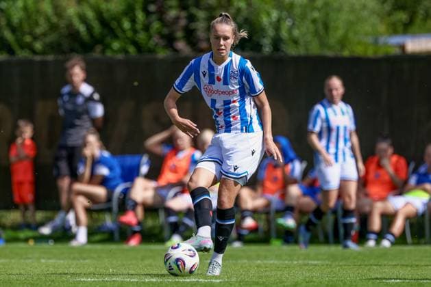 Sterre Kroezen (SC Heerenveen, 10) am Ball, Freisteller, Einzelbild, Ganzkörper, Aktion, Action, Spielszene, 10.08.2025, Bremen (Deutschland), Fussball, Testspiel Frauen, SV Werder Bremen - SC Heerenveen
