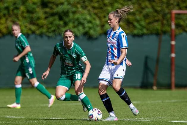 v.li.: Lina Hausicke (SV Werder Bremen, 18) und Sterre Kroezen (SC Heerenveen, 10) im Zweikampf, Duell, Dynamik, Aktion, Action, Spielszene, 10.08.2025, Bremen (Deutschland), Fussball, Testspiel Frauen, SV Werder Bremen - SC Heerenveen