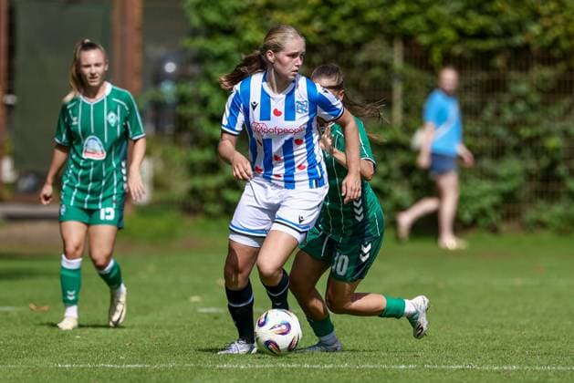 Tuana Mahmoud (SV Werder Bremen, 10) im Zweikampf, Duell, Dynamik, Aktion, Action, Spielszene, 10.08.2025, Bremen (Deutschland), Fussball, Testspiel Frauen, SV Werder Bremen - SC Heerenveen