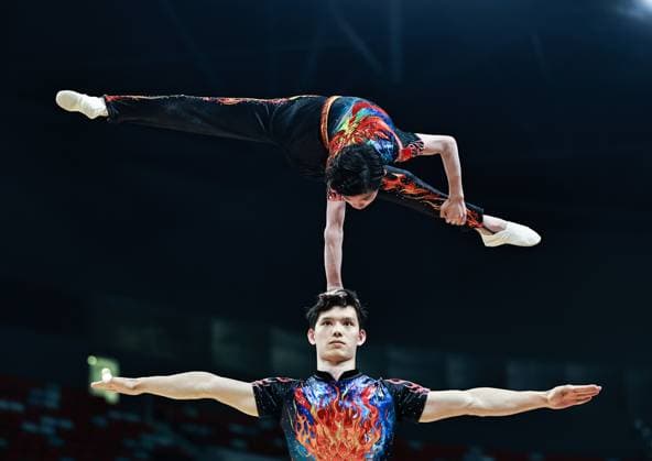 Sport Bilder des Tages (250810) -- CHENGDU, Aug. 10, 2025 -- Team China compete during the men s groups final of the Acrobatic Gymnastics event at the World Games 2025 in Chengdu, southwest China s Sichuan Province, Aug. 10, 2025. ) (SP)CHINA-CHENGDU-THE WORLD GAMES 2025-ACROBATIC GYMNASTICS-MEN S GROUPS (CN) SunxFanyue 