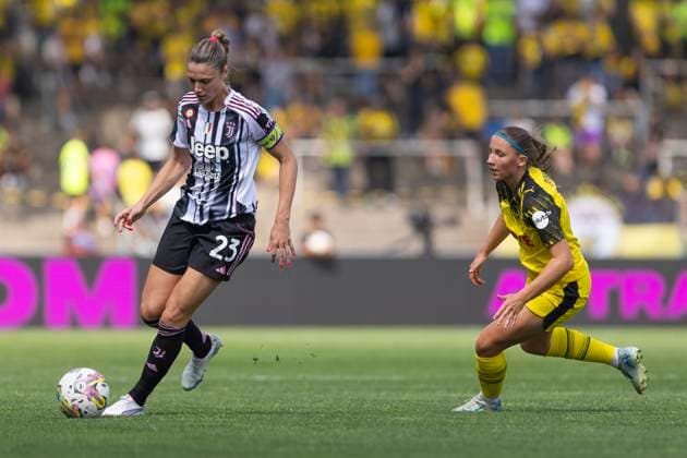 Testspiel Frauen: Borussia Dortmund - Juventus Turin; 10.08.2025 Cecilia Salvai (Juventus Turin, 23), Emilia Pauls (Borussia Dortmund, 29) im Testspiel zwischen Borussia Dortmund und Juventus Turin, am 10.08.2025, Stadion Rote Erde, Dortmund. Copyright: xBEAUTIFULxSPORTS Meuselx
