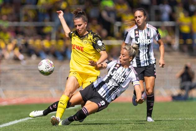 Testspiel Frauen: Borussia Dortmund - Juventus Turin; 10.08.2025 Jasmin Jabbes (Borussia Dortmund, 5), Martina Rosucci (Juventus Turin, 8) im Testspiel zwischen Borussia Dortmund und Juventus Turin, am 10.08.2025, Stadion Rote Erde, Dortmund. Copyright: xBEAUTIFULxSPORTS Meuselx
