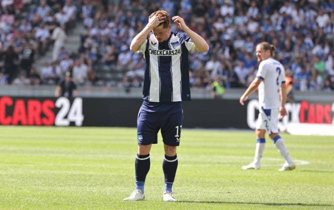 Sebastian Grönning enttäuscht nach Spielende Enttäuschung Fußball Fussball DFL 2.Bundesliga Herren 2. Spieltag Saison 2025 2026 10.08.2025 Hertha BSC Berlin vs. Karlsruher SC KSC DFL regulations prohibit any use of photographs as image sequences and or quasi-video