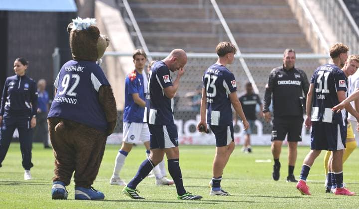 Maskottchen Herthinho, Toni Leistner, Kennet Eichhorn enttäuscht nach Spielende Enttäuschung Fußball Fussball DFL 2.Bundesliga Herren 2. Spieltag Saison 2025 2026 10.08.2025 Hertha BSC Berlin vs. Karlsruher SC KSC DFL regulations prohibit any use of photographs as image sequences and or quasi-video