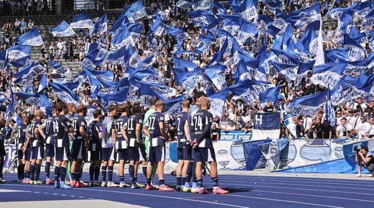 Herthamannschaft vor den Fans nach Ehrenrunde nach Spielende Fußball Fussball DFL 2.Bundesliga Herren 2. Spieltag Saison 2025 2026 10.08.2025 Hertha BSC Berlin vs. Karlsruher SC KSC DFL regulations prohibit any use of photographs as image sequences and or quasi-video