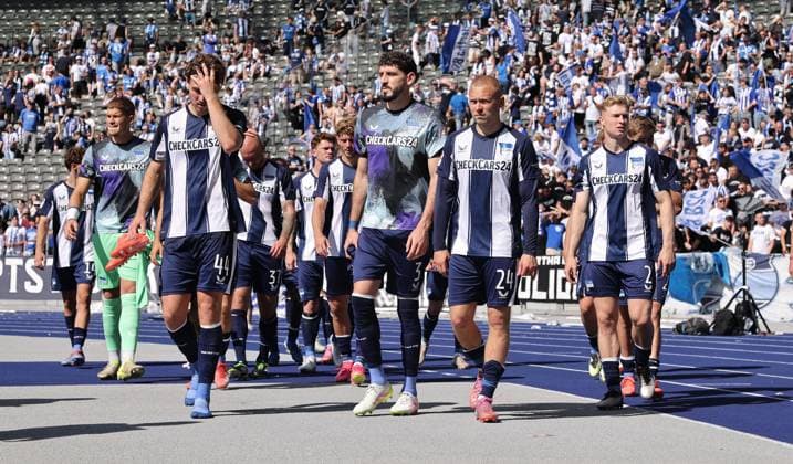 Linus Gechter, Agustin Rogel, Jon Dagur Thorsteinsson, Julian Eitschberger enttäuscht bei der Ehrenrunde nach Spielende Enttäuschung Fußball Fussball DFL 2.Bundesliga Herren 2. Spieltag Saison 2025 2026 10.08.2025 Hertha BSC Berlin vs. Karlsruher SC KSC DFL regulations prohibit any use of photographs as image sequences and or quasi-video