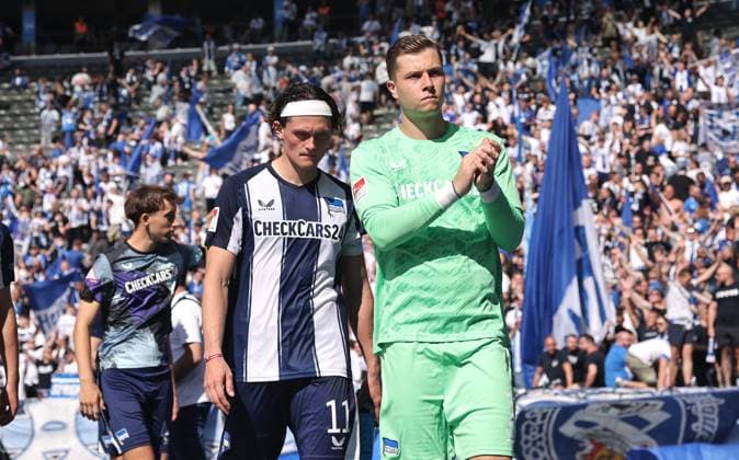 Fabian Reese, Torwart Tjark Ernst enttäuscht bei der Ehrenrunde nach Spielende Enttäuschung Fußball Fussball DFL 2.Bundesliga Herren 2. Spieltag Saison 2025 2026 10.08.2025 Hertha BSC Berlin vs. Karlsruher SC KSC DFL regulations prohibit any use of photographs as image sequences and or quasi-video