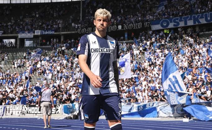 Dawid Kownacki enttäuscht bei der Ehrenrunde nach Spielende Enttäuschung Fußball Fussball DFL 2.Bundesliga Herren 2. Spieltag Saison 2025 2026 10.08.2025 Hertha BSC Berlin vs. Karlsruher SC KSC DFL regulations prohibit any use of photographs as image sequences and or quasi-video