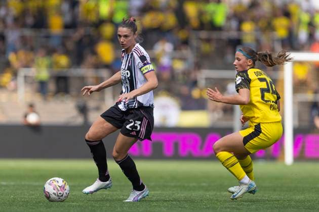 Testspiel Frauen: Borussia Dortmund - Juventus Turin; 10.08.2025 Cecilia Salvai (Juventus Turin, 23), Emilia Pauls (Borussia Dortmund, 29) im Testspiel zwischen Borussia Dortmund und Juventus Turin, am 10.08.2025, Stadion Rote Erde, Dortmund. Copyright: xBEAUTIFULxSPORTS Meuselx