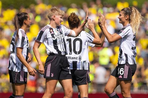 Sport Bilder des Tages Testspiel Frauen: Borussia Dortmund - Juventus Turin; 10.08.2025 Jubel nach dem Tor zum 0:4 durch Paulina Krumbiegel (Juventus Turin, 27) im Testspiel zwischen Borussia Dortmund und Juventus Turin, am 10.08.2025, Stadion Rote Erde, Dortmund. Copyright: xBEAUTIFULxSPORTS Meuselx