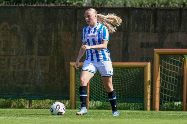 Elize van Vilsteren (SC Heerenveen, 14) am Ball, Freisteller, Einzelbild, Ganzkörper, Aktion, Action, Spielszene, 10.08.2025, Bremen (Deutschland), Fussball, Testspiel Frauen, SV Werder Bremen - SC Heerenveen