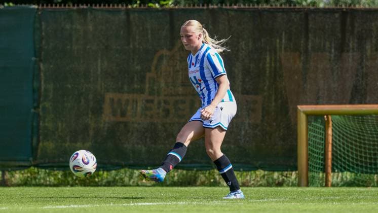 Elize van Vilsteren (SC Heerenveen, 14) am Ball, Freisteller, Einzelbild, Ganzkörper, Aktion, Action, Spielszene, 10.08.2025, Bremen (Deutschland), Fussball, Testspiel Frauen, SV Werder Bremen - SC Heerenveen