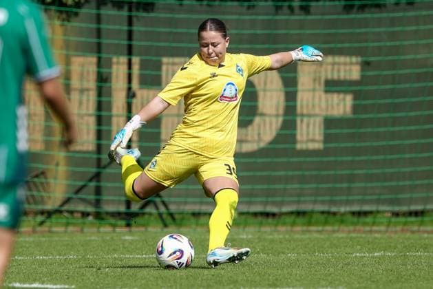 Mariella El Sherif (Torhüterin, Torwart, SV Werder Bremen, 39) am Ball, Einzelbild, Ganzkörper, Aktion, Action, Spielszene, 10.08.2025, Bremen (Deutschland), Fussball, Testspiel Frauen, SV Werder Bremen - SC Heerenveen
