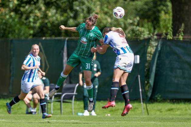 v.li.: Verena Wieder (SV Werder Bremen, 31) und Eef Smits (SC Heerenveen, 4) beim Kopfball, Aktion, Action, Spielszene, 10.08.2025, Bremen (Deutschland), Fussball, Testspiel Frauen, SV Werder Bremen - SC Heerenveen
