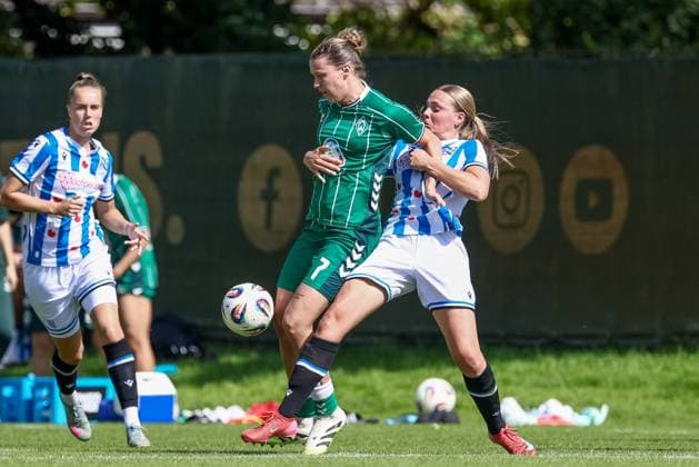 v.li.: Larissa Mühlhaus (SV Werder Bremen, 7) und Eef Smits (SC Heerenveen, 4) im Zweikampf, Duell, Dynamik, Aktion, Action, Spielszene, 10.08.2025, Bremen (Deutschland), Fussball, Testspiel Frauen, SV Werder Bremen - SC Heerenveen