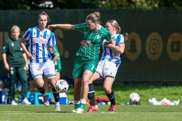 v.li.: Larissa Mühlhaus (SV Werder Bremen, 7) und Eef Smits (SC Heerenveen, 4) im Zweikampf, Duell, Dynamik, Aktion, Action, Spielszene, 10.08.2025, Bremen (Deutschland), Fussball, Testspiel Frauen, SV Werder Bremen - SC Heerenveen