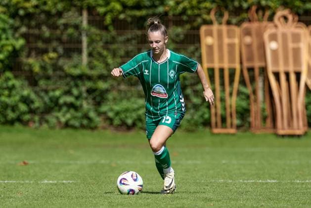 Michelle Weiß (SV Werder Bremen, 15) am Ball, Freisteller, Einzelbild, Ganzkörper, Aktion, Action, Spielszene, 10.08.2025, Bremen (Deutschland), Fussball, Testspiel Frauen, SV Werder Bremen - SC Heerenveen