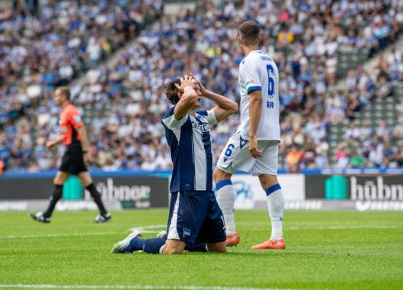 Fussball, Herren, Saison 2025 2026, 2. Bundesliga (2. Spieltag), Hertha BSC - Karlsruher SC, v.l. Fabian Reese (Hertha BSC), Nicolai Rapp (Karlsruher SC), 10.08. 2025,