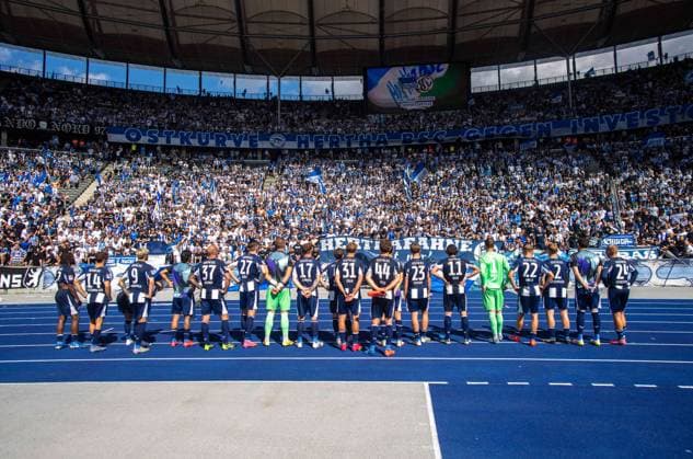 Fussball, Herren, Saison 2025 2026, 2. Bundesliga (2. Spieltag), Hertha BSC - Karlsruher SC, Fans und Spieler von Hertha nach Abpfiff, 10.08. 2025,