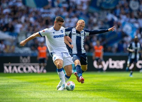 Fussball, Herren, Saison 2025 2026, 2. Bundesliga (2. Spieltag), Hertha BSC - Karlsruher SC, v.l. Marcel Beifus (Karlsruher SC), Jon Dagur Thorsteinsson (Hertha BSC), 10.08. 2025,