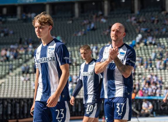 Fussball, Herren, Saison 2025 2026, 2. Bundesliga (2. Spieltag), Hertha BSC - Karlsruher SC, v.l. Kennet Eichhorn (Hertha BSC), Toni Leistner (Hertha BSC), Enttäuschung nach Abpfiff, 10.08. 2025,
