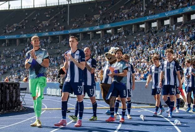 Fussball, Herren, Saison 2025 2026, 2. Bundesliga (2. Spieltag), Hertha BSC - Karlsruher SC, v.l. Torhüter Dennis Smarsch (Hertha BSC), Niklas Kolbe (Hertha BSC), Toni Leistner (Hertha BSC), Kevin Sessa (Hertha BSC), Maurice Krattenmacher (Hertha BSC), Linus Gechter (Hertha BSC), Enttäuschung nach Abpfiff, 10.08. 2025,