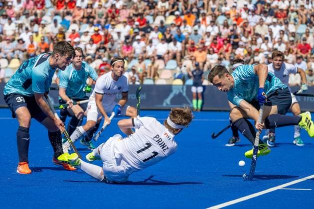 Sport Bilder des Tages 10.08.2025, Hockey: EuroHockey Championships 2025, 03. Spieltag, Men B, England - Deutschland im SparkassenPark in Moenchengladbach. Thies Prinz (Germany, 11) spielt im Fallen den Ball. Dabei Samuel Hooper (England, 33) und Jacob Payton (England. 08). Foto: Kirchner-Media Thomas Haesler *** 10 08 2025, Hockey EuroHockey Championships 2025, 03 Matchday, Men B, England Germany at SparkassenPark in Moenchengladbach Thies Prinz Germany, 11 plays the ball while falling Samuel Hooper England, 33 and Jacob Payton England 08 Photo Kirchner Media Thomas Haesler Copyright: xKirchner-Media ThomasxHaeslerx