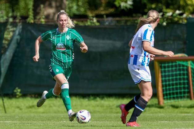 Sharon Beck (SV Werder Bremen, 27) am Ball, Einzelbild, Ganzkörper, Aktion, Action, Spielszene, 10.08.2025, Bremen (Deutschland), Fussball, Testspiel Frauen, SV Werder Bremen - SC Heerenveen