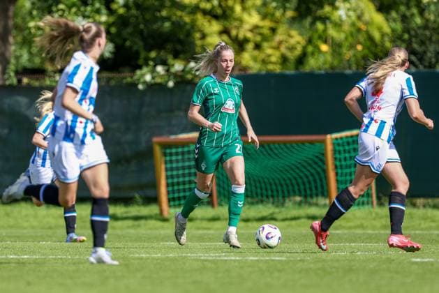 Sharon Beck (SV Werder Bremen, 27) am Ball, Einzelbild, Ganzkörper, Aktion, Action, Spielszene, 10.08.2025, Bremen (Deutschland), Fussball, Testspiel Frauen, SV Werder Bremen - SC Heerenveen