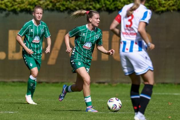 Juliane Wirtz (SV Werder Bremen, 28) am Ball, Einzelbild, Ganzkörper, Aktion, Action, Spielszene, 10.08.2025, Bremen (Deutschland), Fussball, Testspiel Frauen, SV Werder Bremen - SC Heerenveen