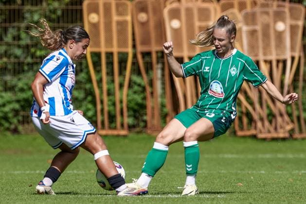 v.li.: Romaissa Boukakar (SC Heerenveen, 11) und Michelle Weiß (SV Werder Bremen, 15) im Zweikampf, Duell, Dynamik, Aktion, Action, Spielszene, 10.08.2025, Bremen (Deutschland), Fussball, Testspiel Frauen, SV Werder Bremen - SC Heerenveen