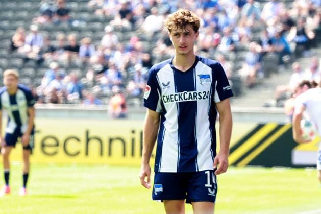DEU, DFL, 2. FBL, Hertha BSC vs. Karlsruher SC, 10.08.2025, Berliner Olympiastadion, Berlin, DEU, DFL, 2. FBL, Hertha BSC vs. Karlsruher SC, im Bild Auswechslung von Maurice Krattenmacher (Hertha BSC Berlin 14) DFL - regulations prohibit any use of Photographs as image sequences and or quasi-video