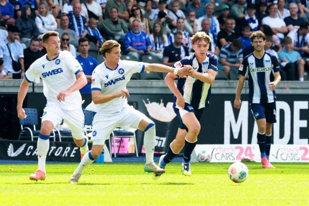 DEU, DFL, 2. FBL, Hertha BSC vs. Karlsruher SC, 10.08.2025, Berliner Olympiastadion, Berlin, DEU, DFL, 2. FBL, Hertha BSC vs. Karlsruher SC, im Bild Kennet Eichhorn (Hertha BSC Berlin 23), David Herold (Karlsruher SC 20) DFL - regulations prohibit any use of Photographs as image sequences and or quasi-video