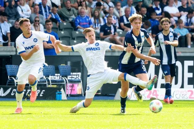 DEU, DFL, 2. FBL, Hertha BSC vs. Karlsruher SC, 10.08.2025, Berliner Olympiastadion, Berlin, DEU, DFL, 2. FBL, Hertha BSC vs. Karlsruher SC, im Bild Kennet Eichhorn (Hertha BSC Berlin 23), David Herold (Karlsruher SC 20) DFL - regulations prohibit any use of Photographs as image sequences and or quasi-video