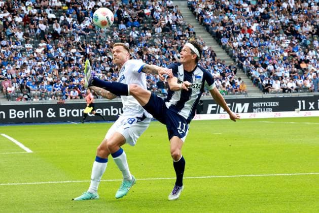 DEU, DFL, 2. FBL, Hertha BSC vs. Karlsruher SC, 10.08.2025, Berliner Olympiastadion, Berlin, DEU, DFL, 2. FBL, Hertha BSC vs. Karlsruher SC, im Bild Fabian Reese (Hertha BSC Berlin 11), Marcel Franke (Karlsruher SC 28) DFL - regulations prohibit any use of Photographs as image sequences and or quasi-video