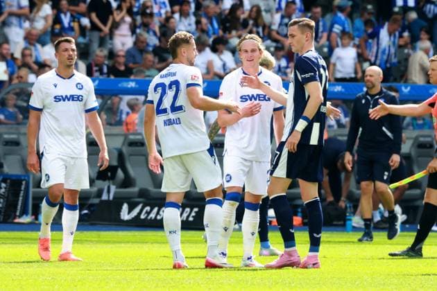 DEU, DFL, 2. FBL, Hertha BSC vs. Karlsruher SC, 10.08.2025, Berliner Olympiastadion, Berlin, DEU, DFL, 2. FBL, Hertha BSC vs. Karlsruher SC, im Bild Niklas Kolbe (Hertha BSC Berlin 27), Christoph Kobald (Karlsruher SC 22), David Herold (Karlsruher SC 20) DFL - regulations prohibit any use of Photographs as image sequences and or quasi-video
