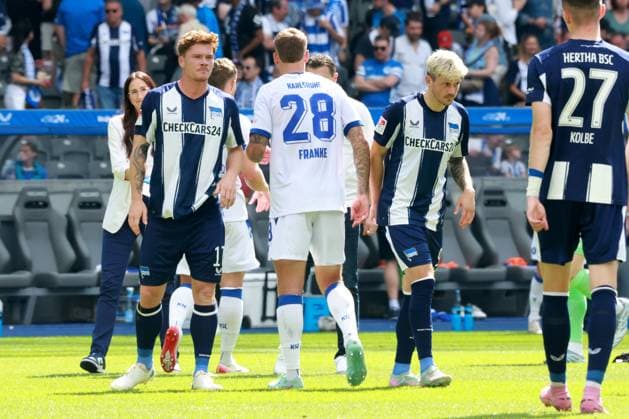 DEU, DFL, 2. FBL, Hertha BSC vs. Karlsruher SC, 10.08.2025, Berliner Olympiastadion, Berlin, DEU, DFL, 2. FBL, Hertha BSC vs. Karlsruher SC, im Bild Sebastian Groenning (Hertha BSC Berlin 17), Dawid Kownacki (Hertha BSC Berlin 9), Marcel Franke (Karlsruher SC 28) DFL - regulations prohibit any use of Photographs as image sequences and or quasi-video