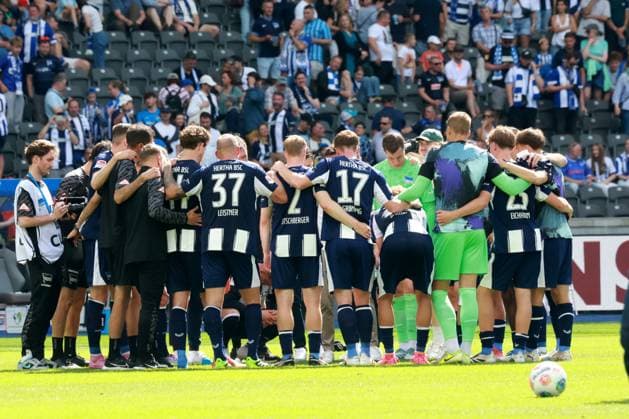 DEU, DFL, 2. FBL, Hertha BSC vs. Karlsruher SC, 10.08.2025, Berliner Olympiastadion, Berlin, DEU, DFL, 2. FBL, Hertha BSC vs. Karlsruher SC, im Bild Cheftrainer Stefan Leitl (Hertha BSC Berlin), Hertha-Spielerkreis DFL - regulations prohibit any use of Photographs as image sequences and or quasi-video